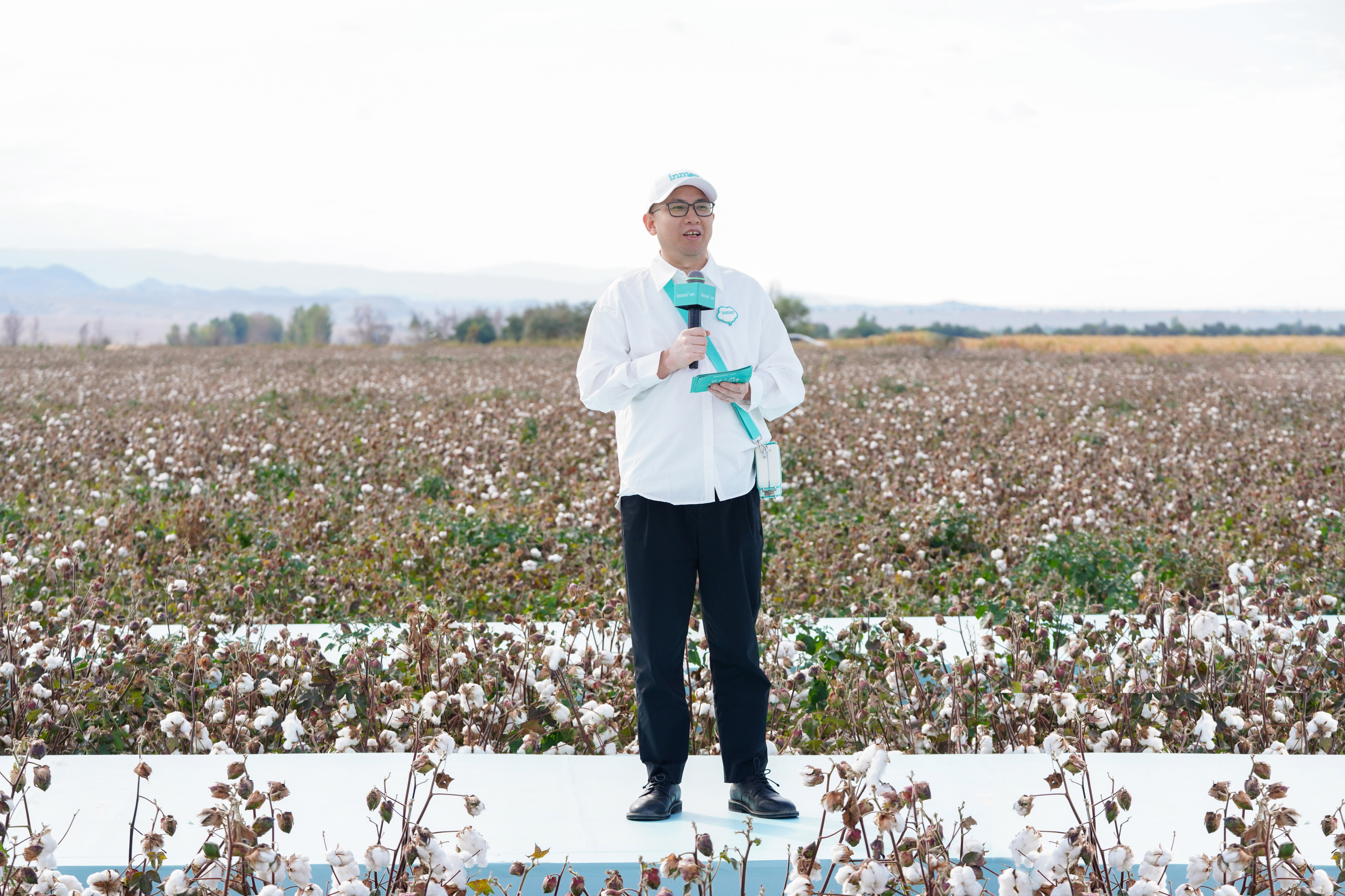 茵曼携手国棉CCIA致敬中国棉,新疆棉田上演舒适棉麻大秀