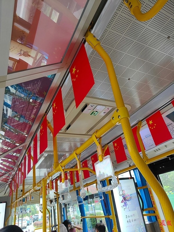 公交车上，满眼都是五星红旗。