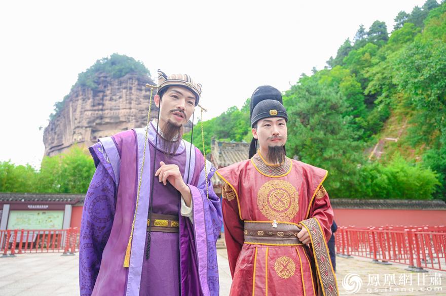 “房谋杜断”组合走进甘肃天水，游览名胜麦积山。