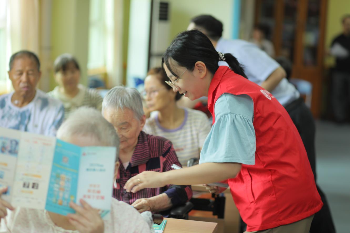 农行深圳分行开展“爱心志愿行 情暖颐养院”金融知识宣传活动