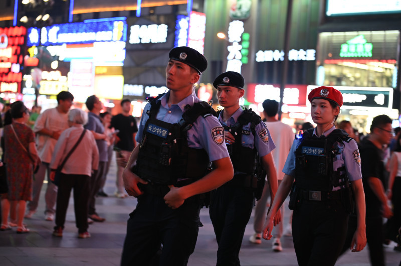 中秋夜，特警正在五一商圈巡逻。 长沙晚报通讯员 邓孟军 摄