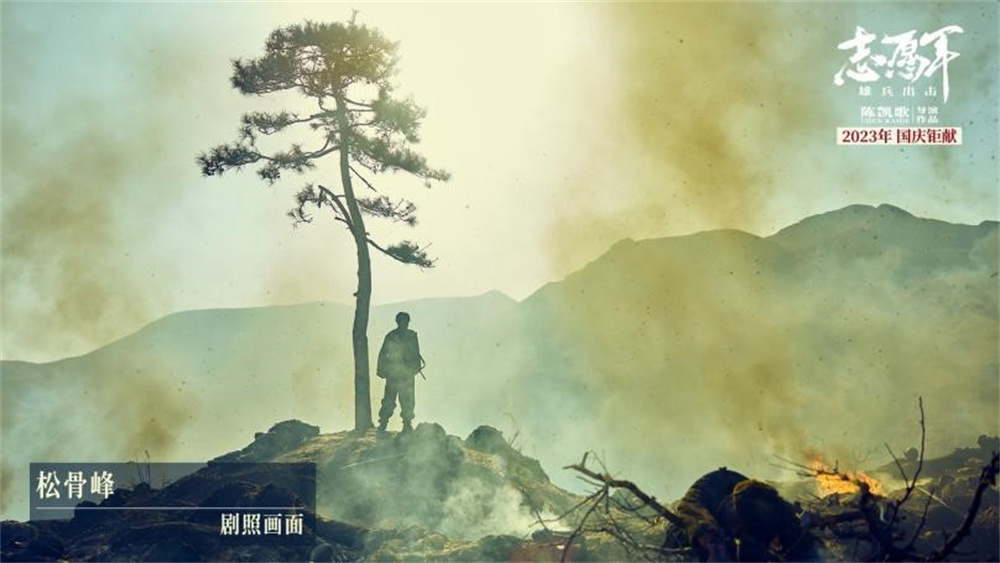 从满满的人到仅存的树，文学和画面上的对比意味都发人深思。