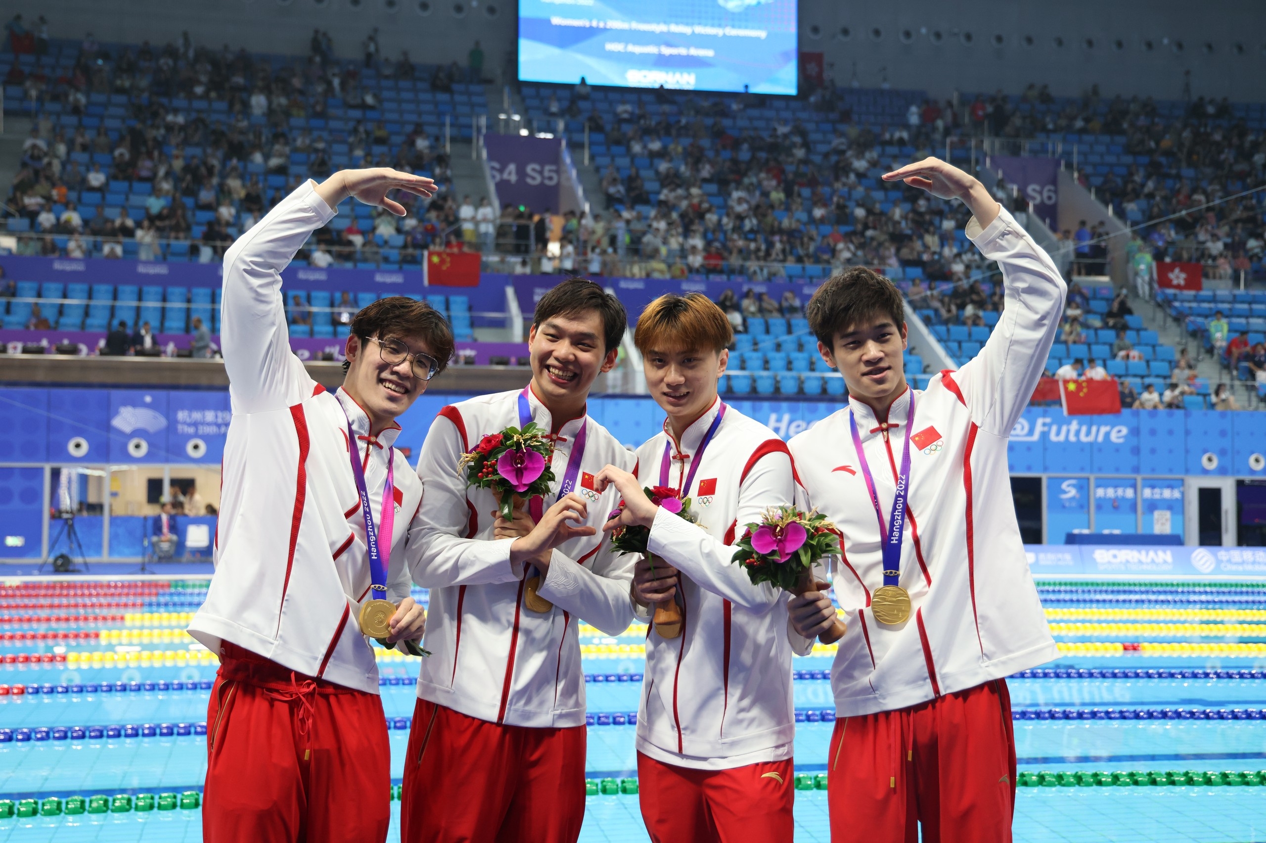 人生有梦值得一搏中国游泳队打破亚洲纪录夺得男子4x100米金牌