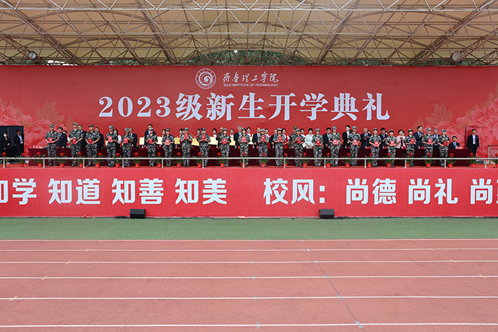 优秀学员代表上台领奖