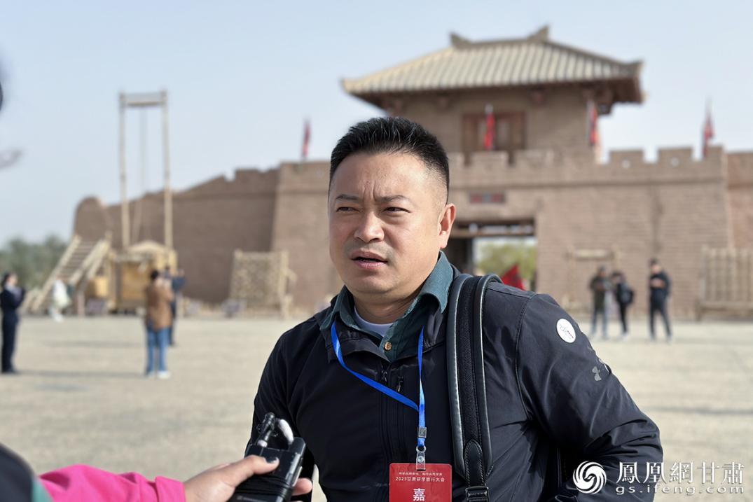 知旅（山东）文旅产业发展有限公司总经理赵晓亮说，体验出关仪式有助于小朋友了解历史知识。马斌　摄