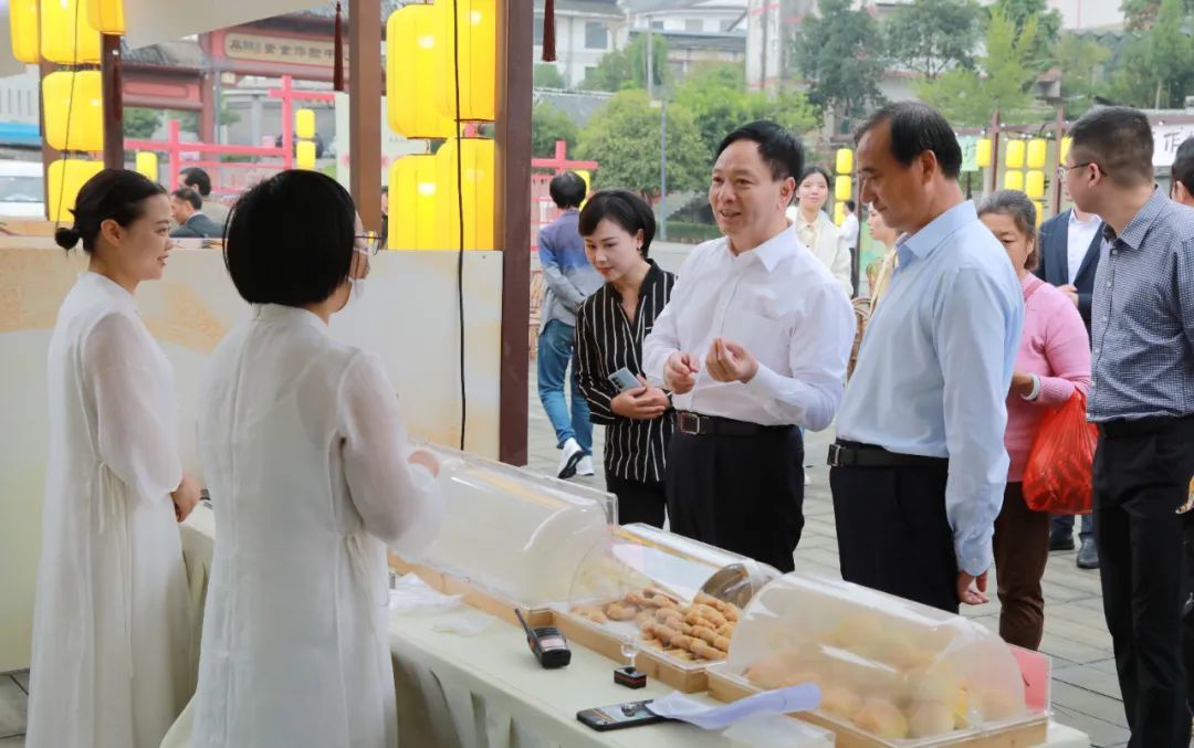 9月30日，双桂田园景区，钱建超了解双桂素食产品价格、日销量。