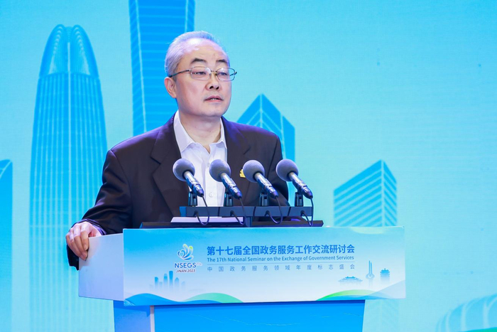 中国行政管理学会副会长赵冰主持闭幕式