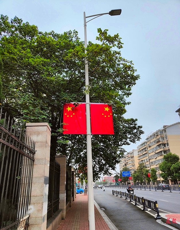 南昌城区主干道挂上五星红旗。