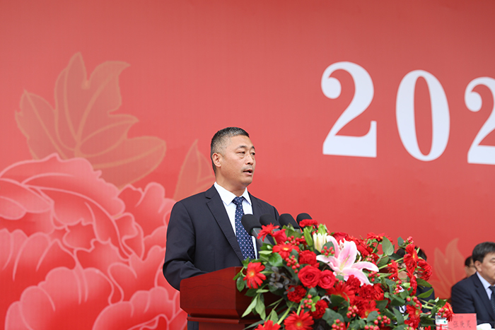 副校长赵庆勇宣读表彰2023级新生军政训练优秀学员、训练标兵、文体活动先进集体的决定