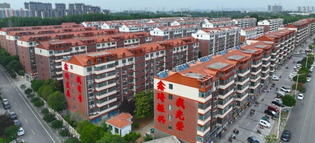 2008年全体村民免费搬迁入住的幸福小区