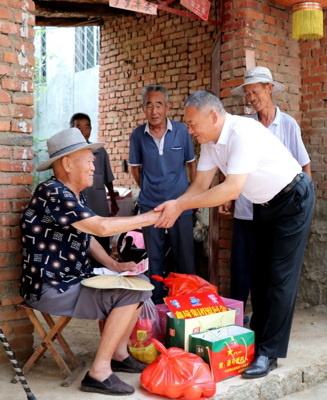 每年开展为群众办实事并向全市孤寡老人、病残家庭送温暖活动