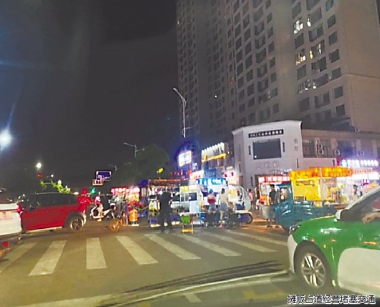 九江快乐城周边小吃街占道经营现象严重 车辆“无路可走”