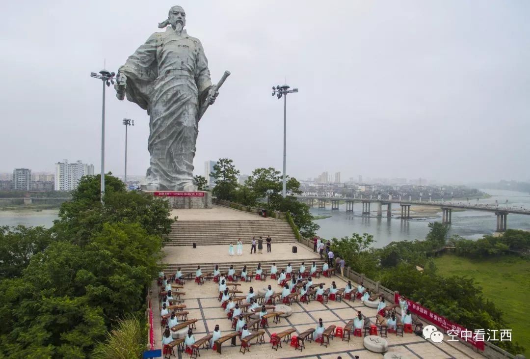 上饶铅山县辛弃疾雕像。丁铭华摄