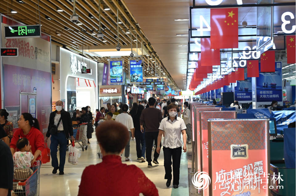 随着中秋和国庆双节的临近,吉林省各大商场的顾客数量开始增多。凤凰网吉林刘博义/图