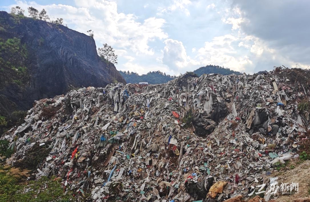 ▲建筑垃圾临时堆场各类垃圾混堆处置。