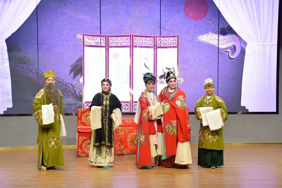 在国家级一级馆云龙区文化馆里,欣赏“周一公益剧场”柳琴戏。来江苏省