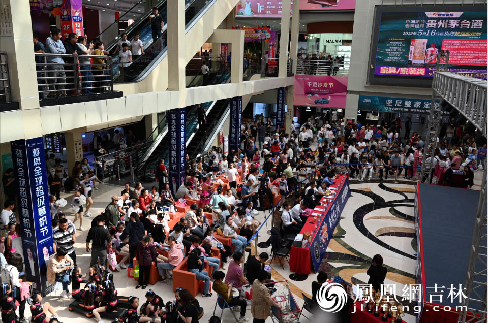 随着中秋、国庆双节的临近,吉林省各大商场为了吸引更多的消费者,纷纷推出了各种精彩纷呈的活动。凤凰网吉林刘博义/图