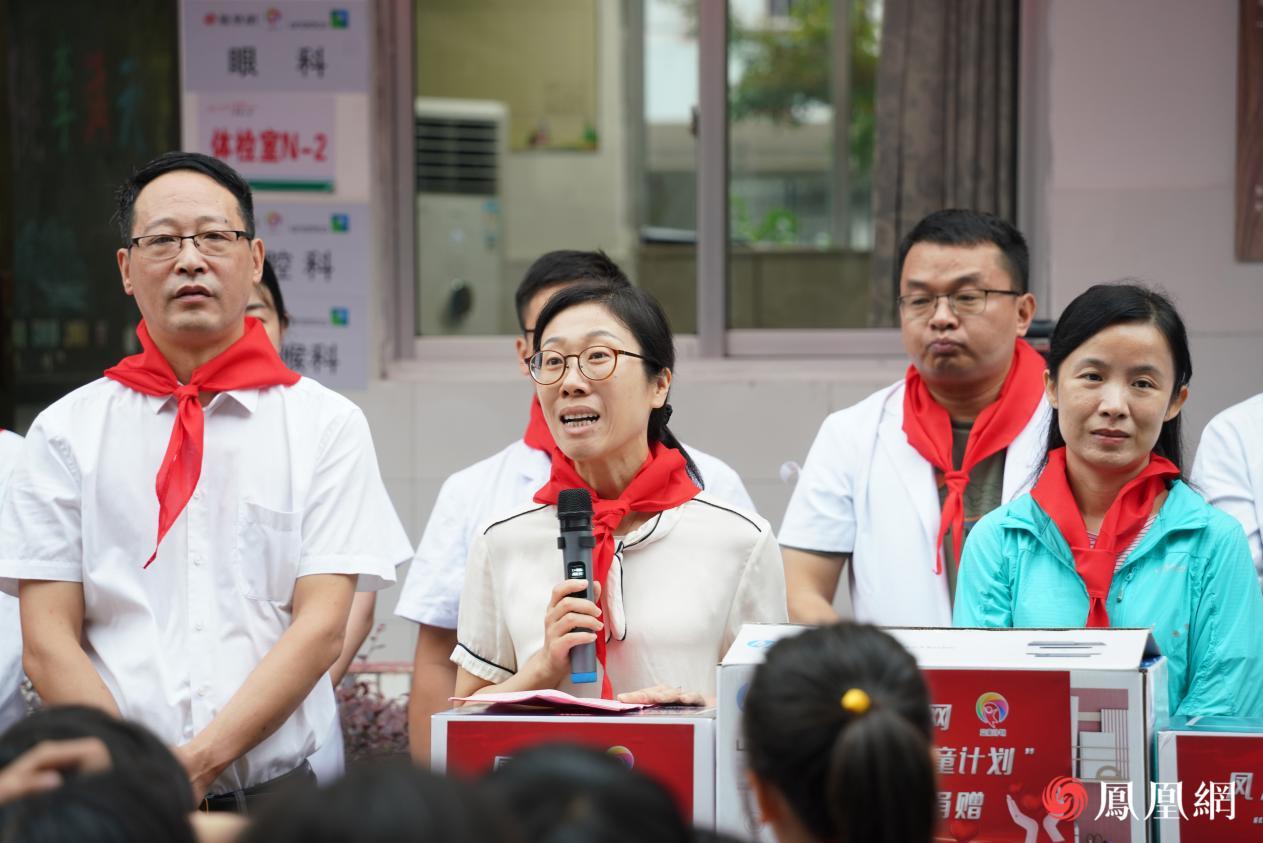 茅畲乡党委书记徐佩佩致辞,黄岩区教育局党委委员卢亚平(前排左1)、阿美亚洲代表Anne Chen(前排右1)参加活动