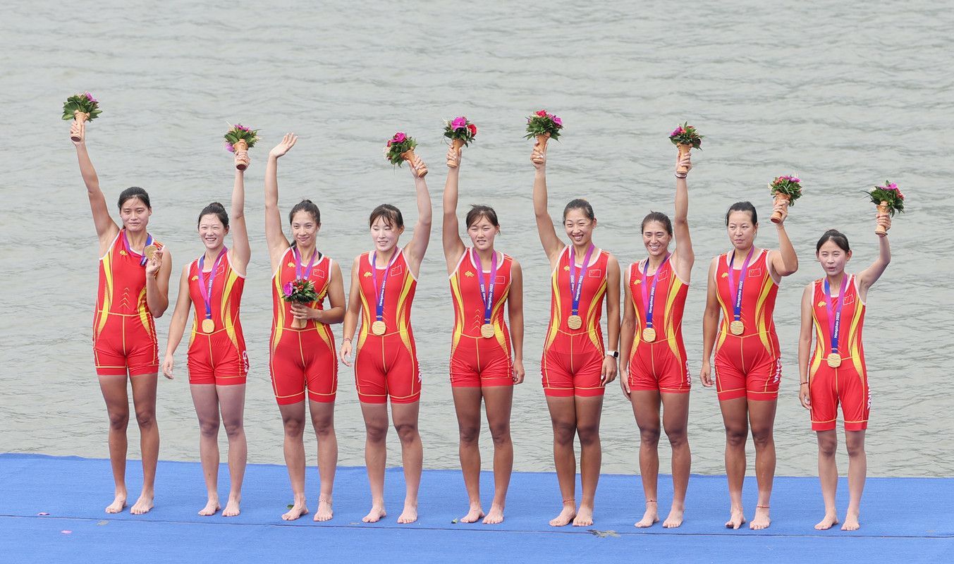9月25日，中国队在颁奖仪式上。当日，在亚运会赛艇女子八人单桨有舵手决赛中，中国队夺冠。新华社记者杜潇逸 摄
