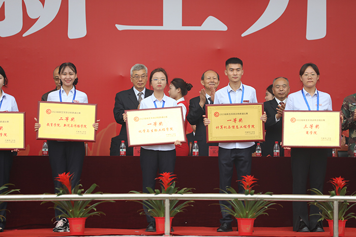 军政训练获奖单位和个人领奖