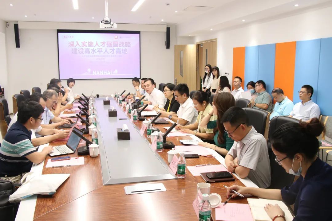专家与政府单位代表、企业代表们进行洽谈。