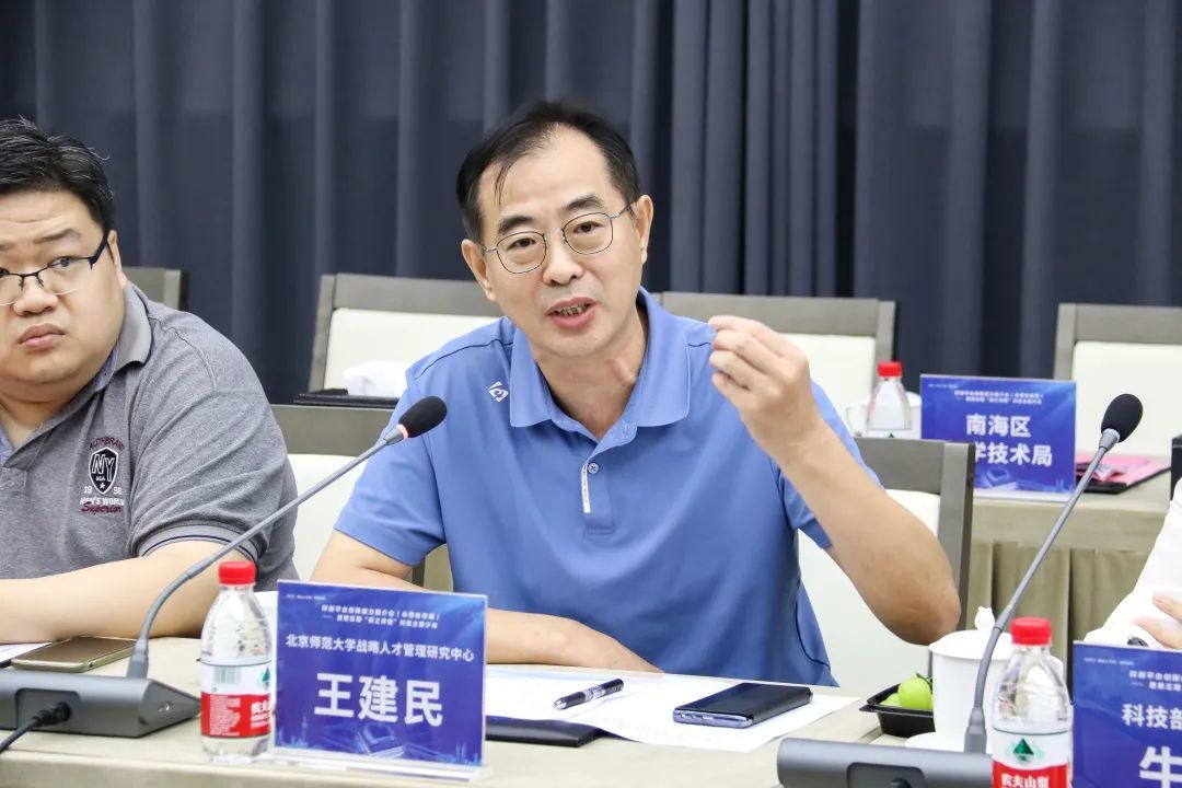 人才专家与区科技局、科创平台、企业代表进行洽谈交流。