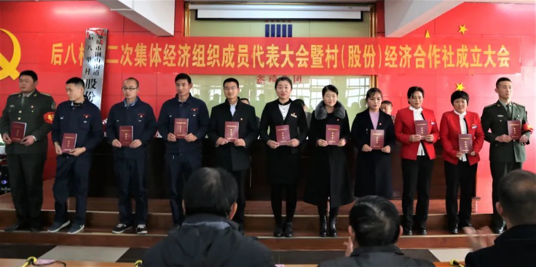 每年为工作满两年的员工配车、配房、配股