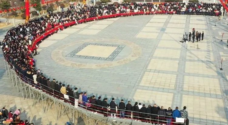 2023年拍摄2200多人的全村全家福照片现场 每两年拍摄一次