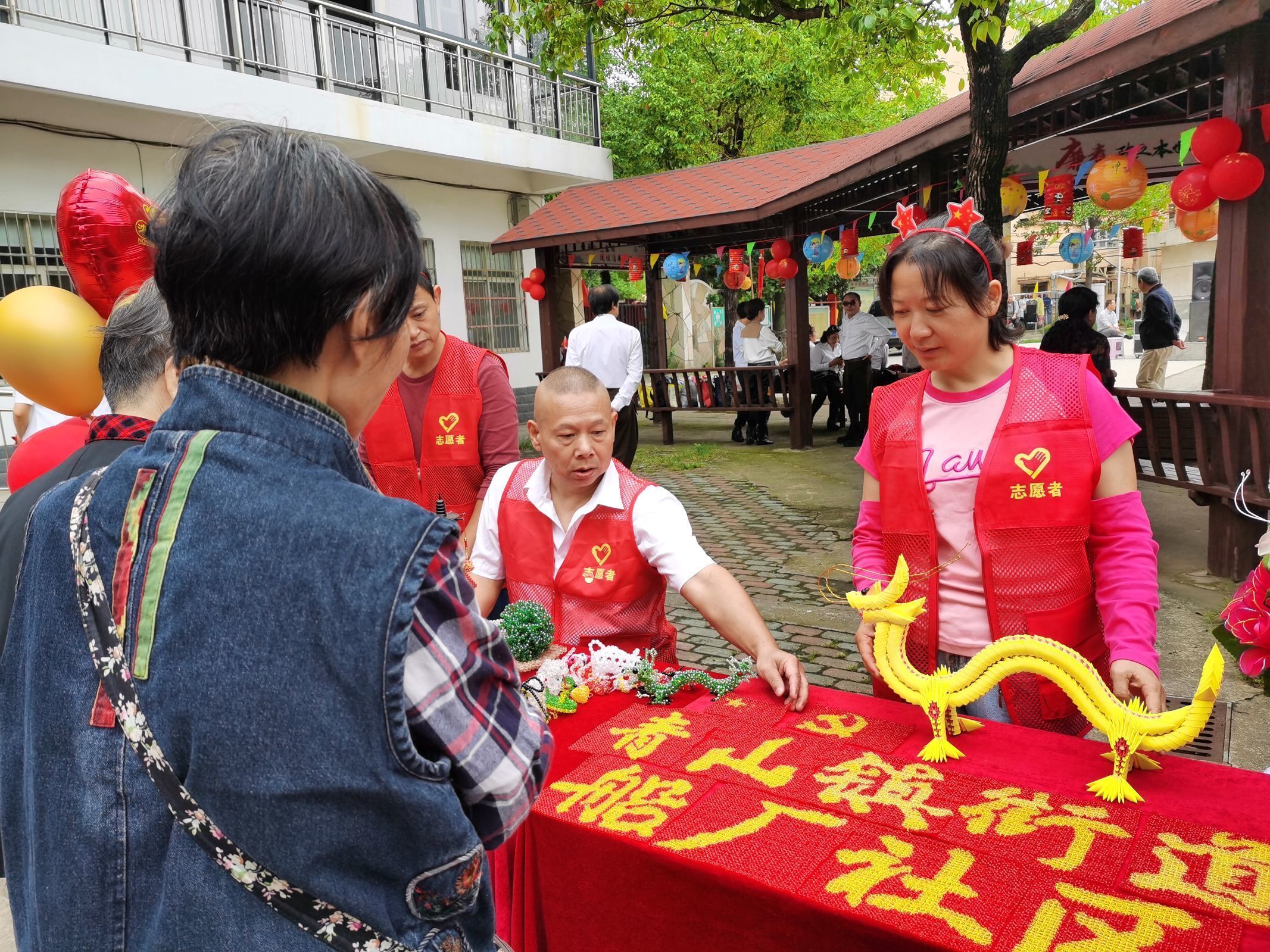 青山镇街道船厂社区开展“迎中秋 庆国庆”文艺汇演