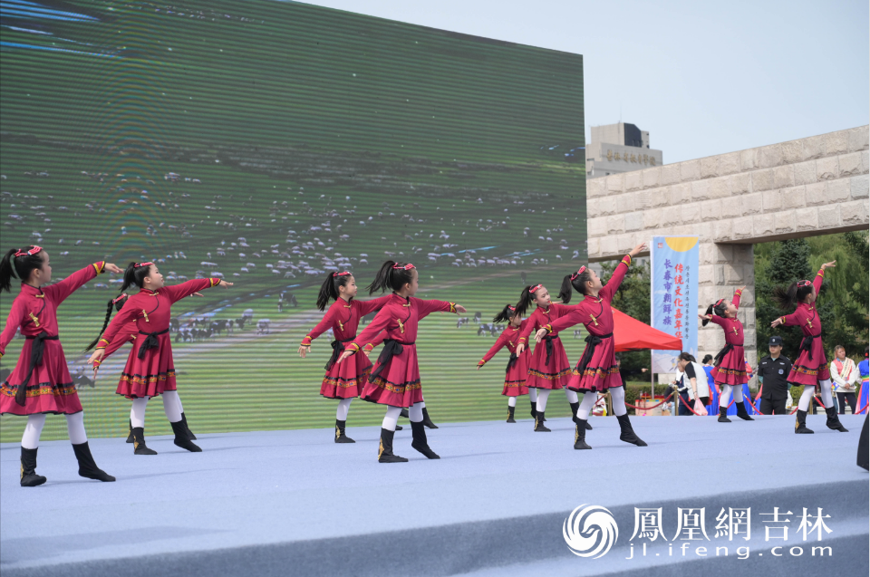 长春市朝鲜族小学生表演民族舞蹈。凤凰网吉林 刘博义/摄