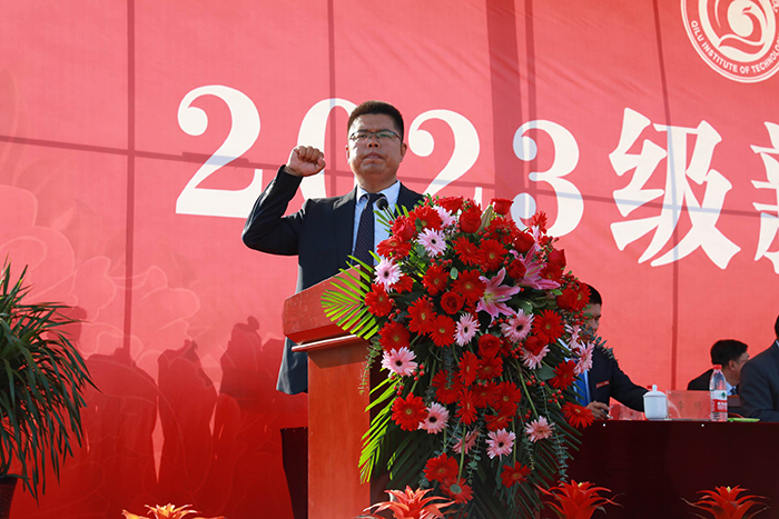 学生宣誓仪式，学团工作处副处长高阳领誓