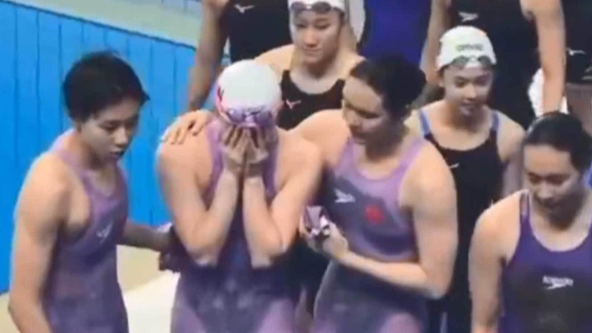 女子4x100混合泳接力，中国队汪雪儿抢跳被取消成绩，离场时掩面哭泣