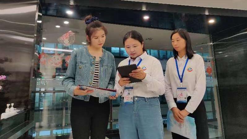 9月22日下午，北京海淀区两名普查员在北京中关村一家企业做清查工作 澎湃新闻记者 程婷 摄