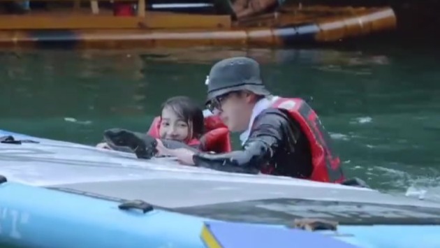 范丞丞是陷入循环了吗，刚把金晨救了上来自己又掉水里了