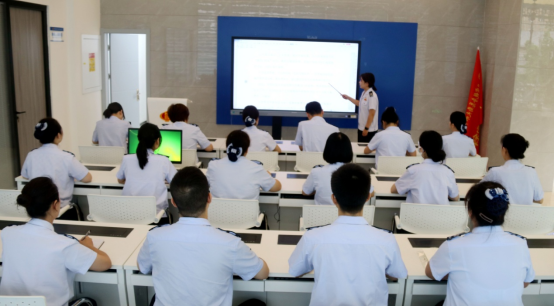 第一税务分局组织青年干部走上讲台轮讲