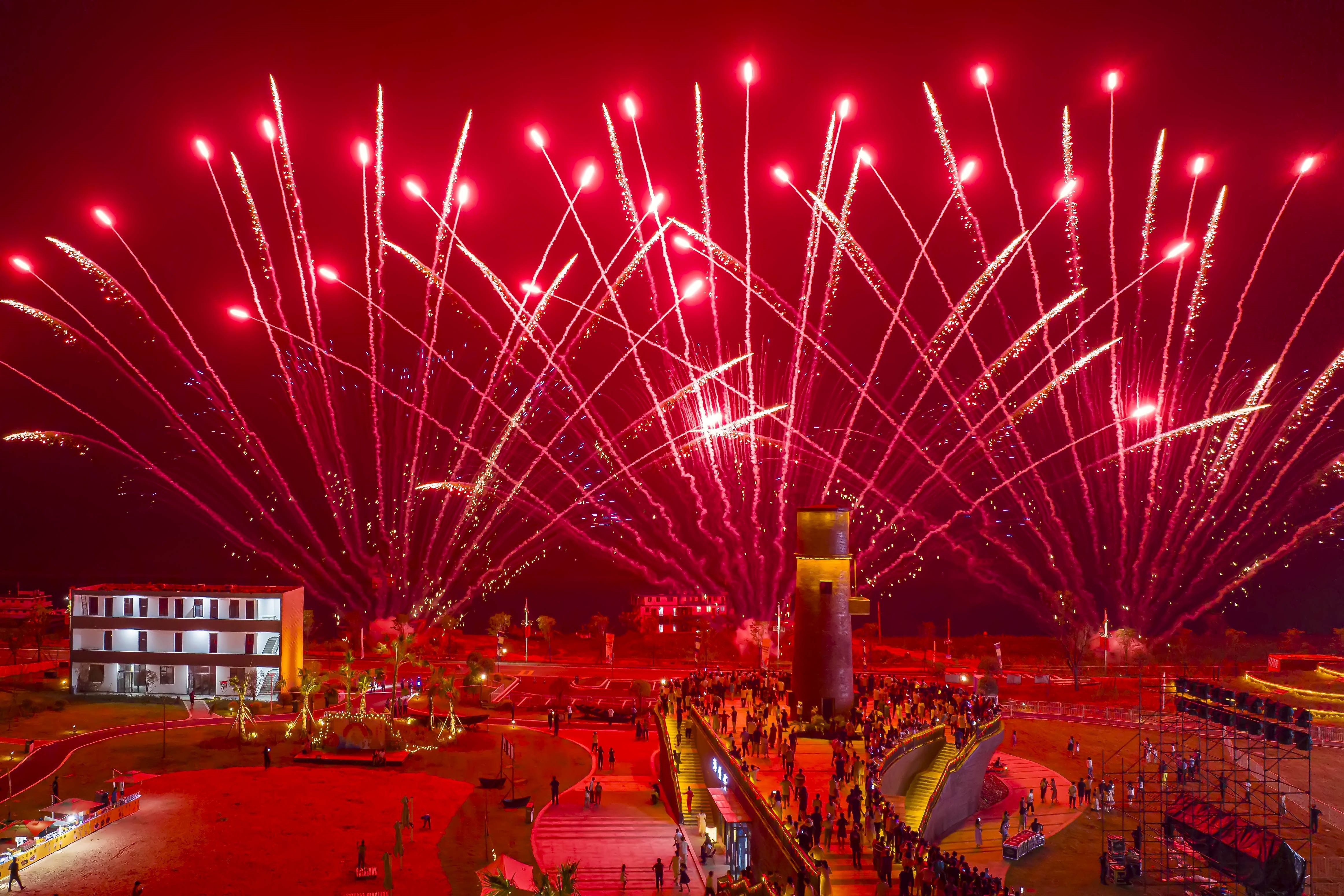 九江永修县：璀璨绚丽烟花迎中秋、庆国庆