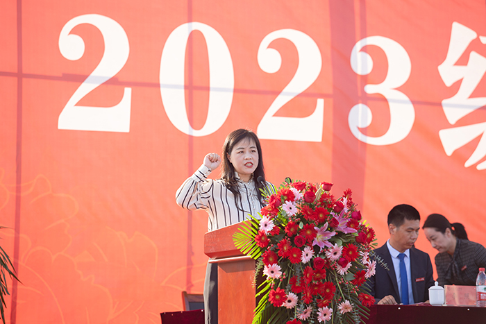 教师宣誓仪式，副校长单成娟副教授领誓