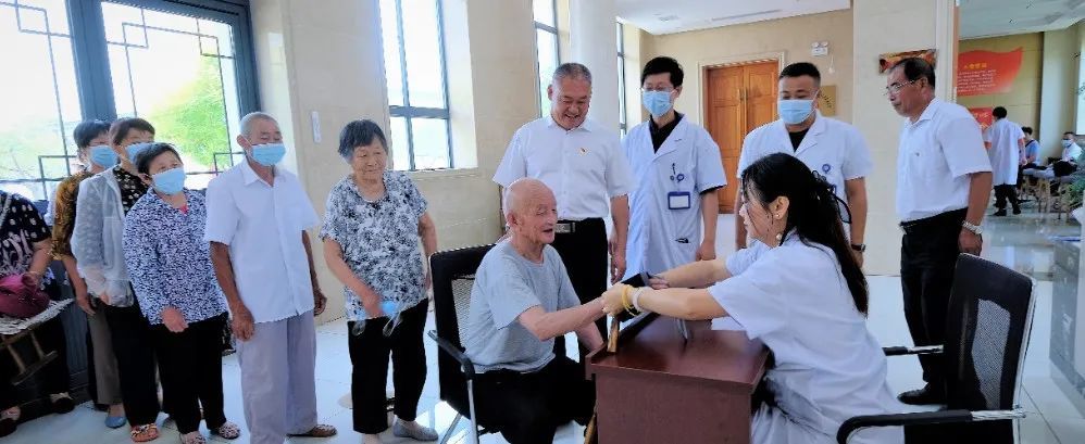 每年邀请中医专家医疗队为村民、居民健康查体