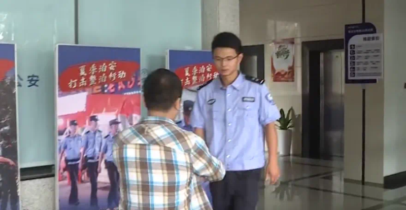 获救网约车司机彭先生到派出所向张含表示感谢。均为长沙警方供图