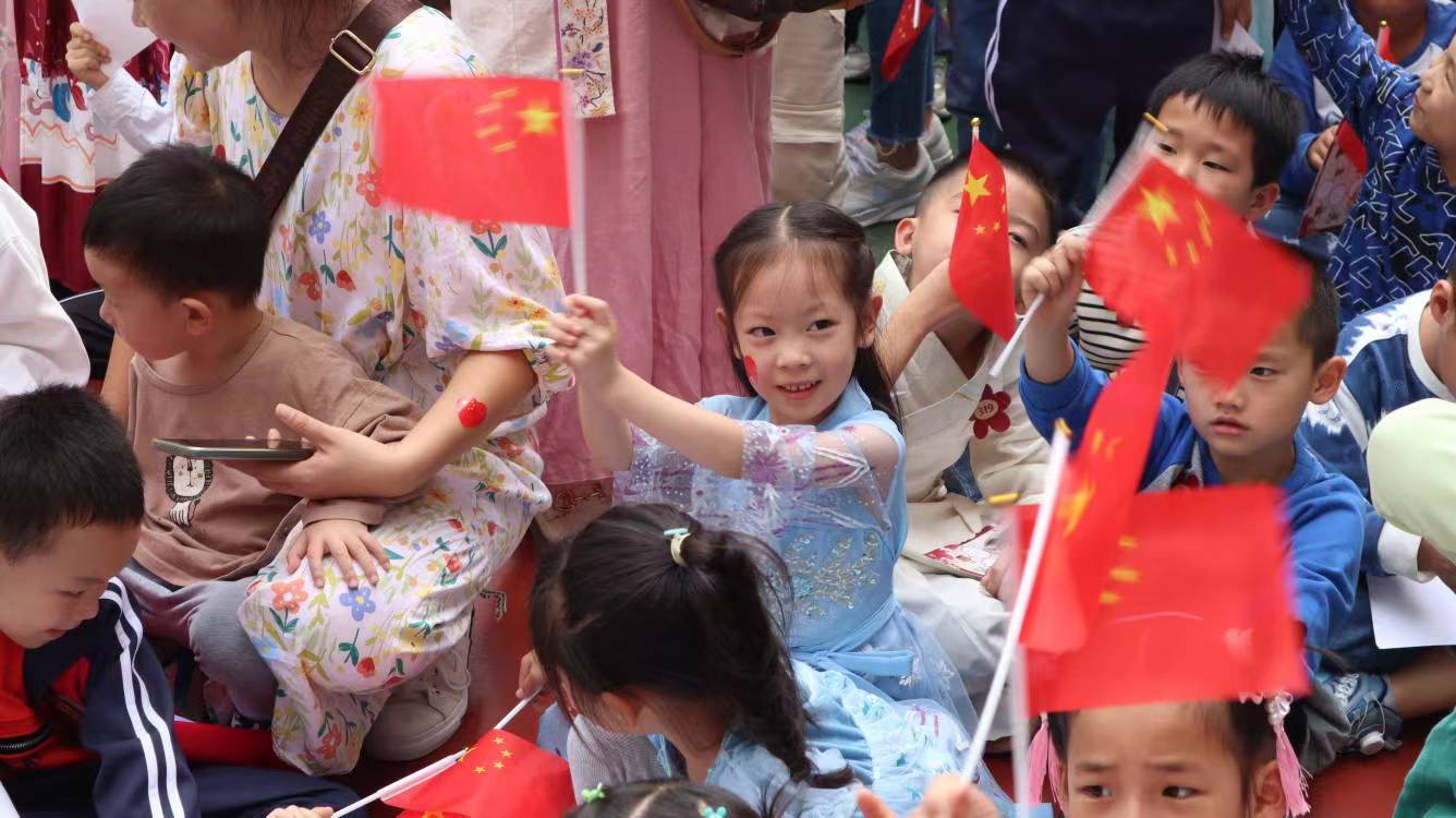 济南市德兴街小学举办“中秋遇上国庆 国潮主题市集”活动