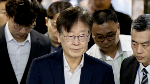 李在明已接受两个多小时审查，全程无言、默默观看双方“攻防战”_凤凰网