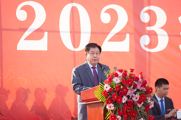 总督学、副校长魏希启教授宣读表彰2023级新生军政训练优秀学员、训练标兵、文体活动先进集体的决定