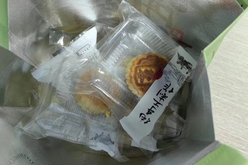 市民送给特警队员的月饼。 受访者供图