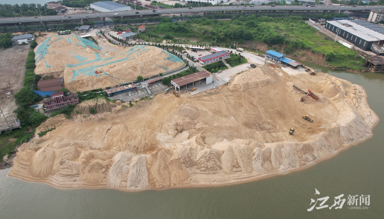 ▲国集砂场侵占岸线、河道。
