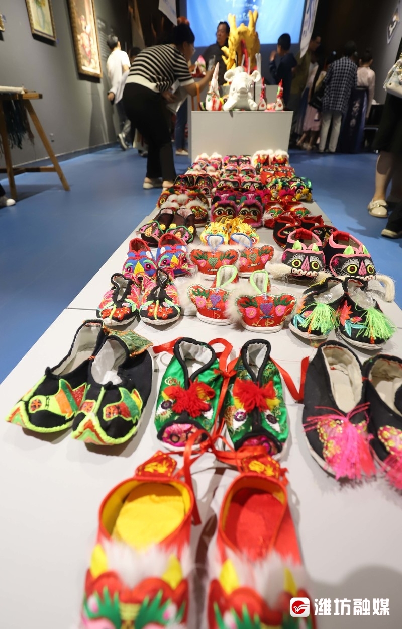 精美的虎头鞋