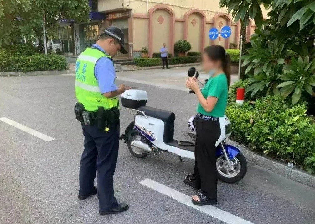 女子着急闯红灯被拦 中山交警疑其遭遇诈骗及时劝阻避损凤凰网广东_凤凰网