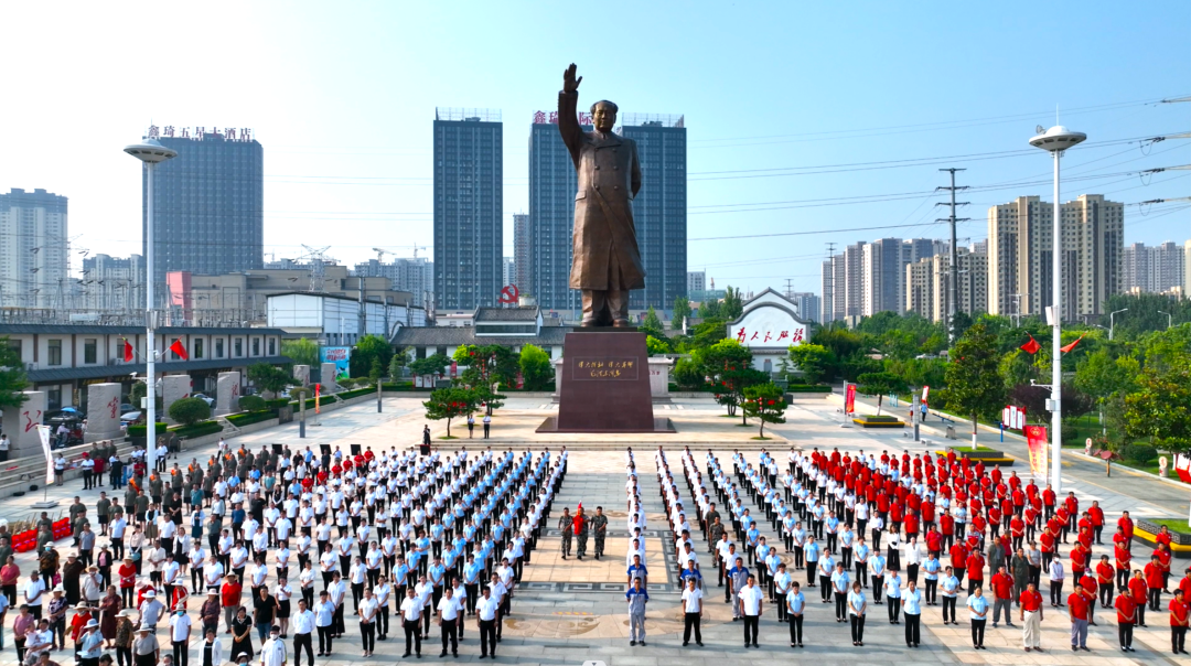 辖区内的全体员工每周一升国旗 全体村民每季度升一次国旗