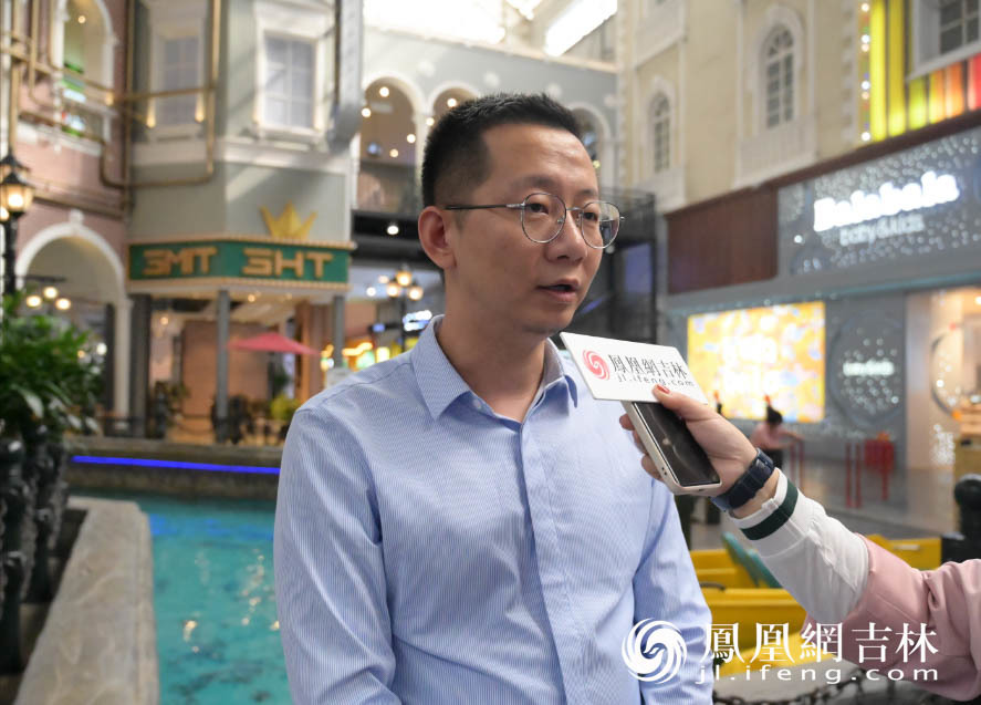 苏宁易购吉林地区管理中心公共事务部总经理王晓超在接受凤凰网吉林采访。凤凰网吉林刘博义/图