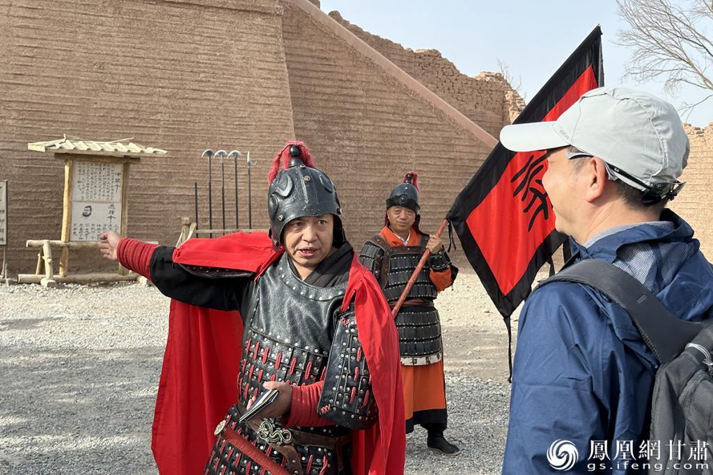 西出阳关，“关长”一脸严肃地“盘查”出关人员。马斌　摄