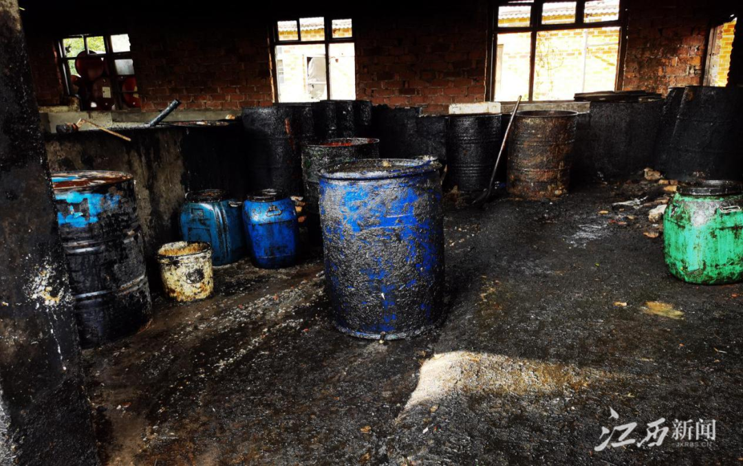 ▲餐厨垃圾非法炼油窝点。